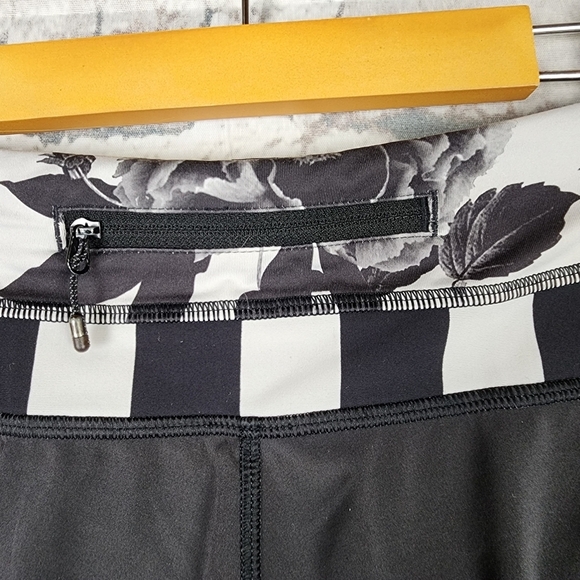 Lululemon Athletica Groovy Run Shorts Black Straightup Stripe Brisk Bloom Size 6 - Picture 9 of 12